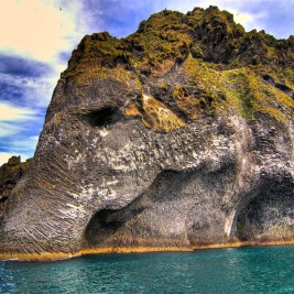 La belleza de Elephant Rock en Islandia
