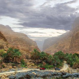 Cañón con pozas de agua turquesa entre montañas rocosas en Omán
