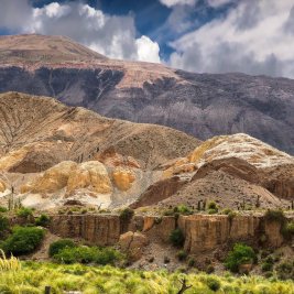Cerros de colores en la Quebrada de Humahuaca, en el norte de Argentina