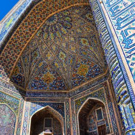 Madrasas con cúpulas y azulejos azules en la plaza del Registán de Samarcanda, Uzbekistán