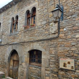 Vista panorámica del casco medieval de Aínsa con la Peña Montañesa al fondo