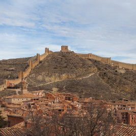 Panorámica de Albarracín con sus casas rojizas y las murallas subiendo por la ladera