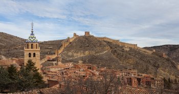 Panorámica de Albarracín con sus casas rojizas y las murallas subiendo por la ladera