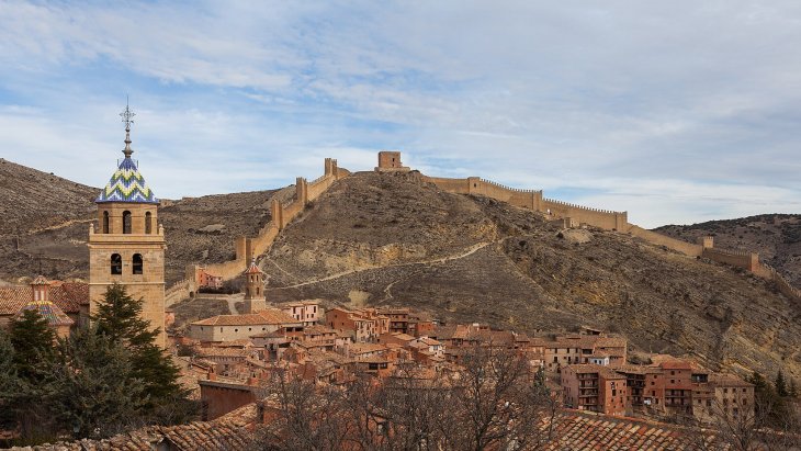 Panorámica de Albarracín con sus casas rojizas y las murallas subiendo por la ladera