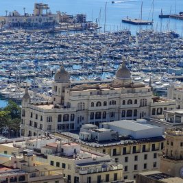 Vista aérea del puerto deportivo de Alicante con el castillo de Santa Bárbara sobre el monte Benacantil