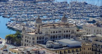 Vista aérea del puerto deportivo de Alicante con el castillo de Santa Bárbara sobre el monte Benacantil