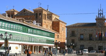 Vista panorámica de la Plaza Mayor de Almagro con sus soportales y galerías acristaladas verdes