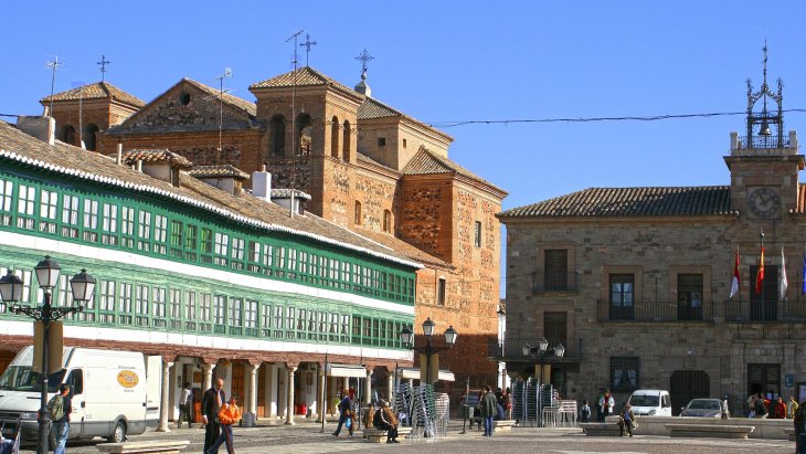 Vista panorámica de la Plaza Mayor de Almagro con sus soportales y galerías acristaladas verdes
