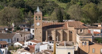 Vista de Almonaster la Real con su mezquita del siglo X en lo alto del cerro y el caserío blanco rodeado de castañares