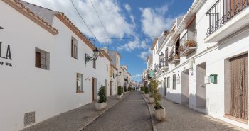 Vista panorámica de Altea con las casas blancas del casco antiguo y las cúpulas azules de la iglesia frente al Mediterráneo
