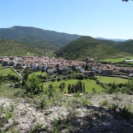 Vista panorámica del pueblo de Ansó con sus tejados de piedra rodeado de montañas pirenaicas