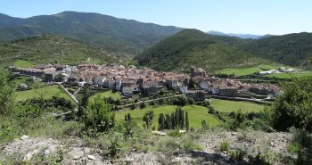 Vista panorámica del pueblo de Ansó con sus tejados de piedra rodeado de montañas pirenaicas