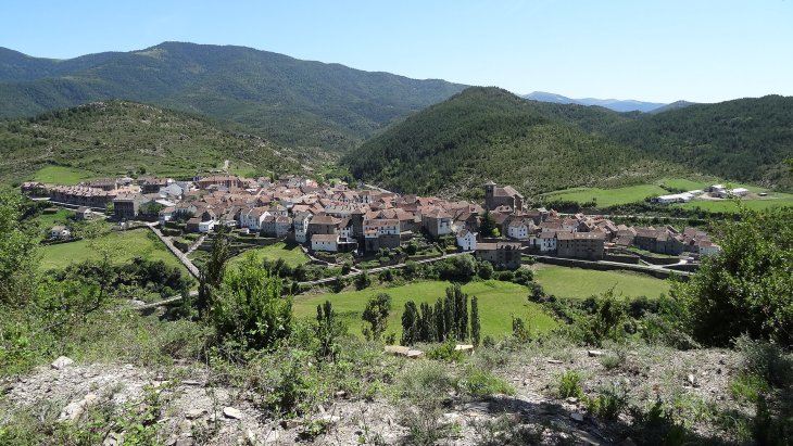 Vista panorámica del pueblo de Ansó con sus tejados de piedra rodeado de montañas pirenaicas
