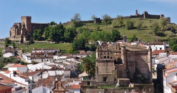 Vista panorámica de Aracena con el castillo y la iglesia prioral sobre el caserío de la sierra onubense