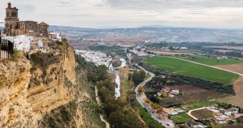 Vista panorámica de Arcos de la Frontera con sus casas blancas colgadas sobre el tajo del río Guadalete