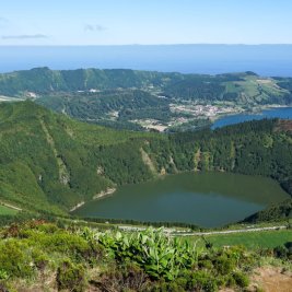 Lagunas verde y azul del cráter de Sete Cidades en São Miguel, Azores