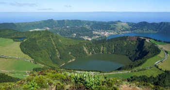Lagunas verde y azul del cráter de Sete Cidades en São Miguel, Azores