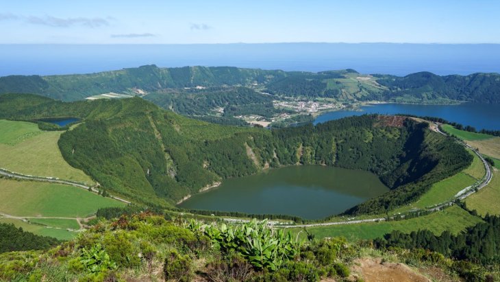 Lagunas verde y azul del cráter de Sete Cidades en São Miguel, Azores