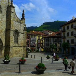 Vista del Puente Viejo medieval de Balmaseda con su torre-portazgo sobre el río Cadagua