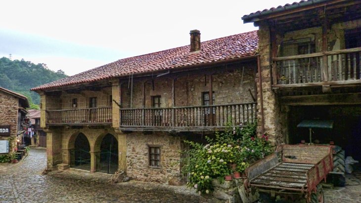 Panorámica de las casas de piedra y balcones de madera de Bárcena Mayor entre los bosques del valle de Cabuérniga