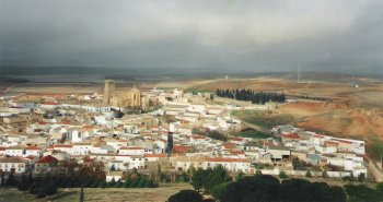 Vista panorámica de Belmonte (Cuenca) con su castillo gótico-mudéjar coronando el cerro sobre el caserío