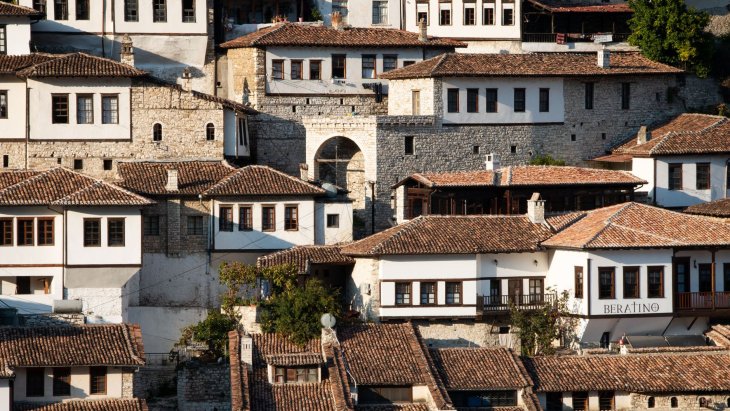 Casas blancas escalonadas de Berat, en Albania, al atardecer