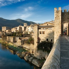 Vista panorámica de Besalú con su puente románico fortificado sobre el río Fluvià