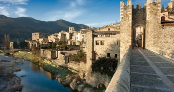 Vista panorámica de Besalú con su puente románico fortificado sobre el río Fluvià