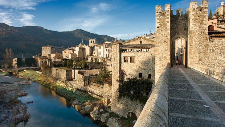 Vista panorámica de Besalú con su puente románico fortificado sobre el río Fluvià