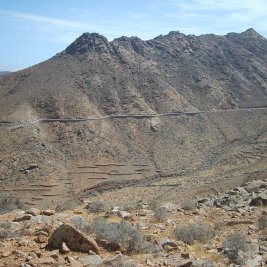 Panorámica de Betancuria, pueblo blanco entre montañas ocres y palmeras con la iglesia de Santa María, en Fuerteventura