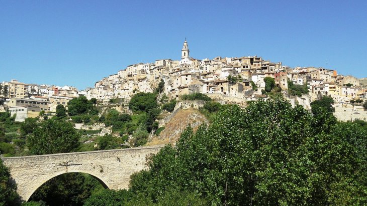 Panorámica del barrio medieval de Bocairent con sus casas escalonadas sobre la roca y la Sierra de Mariola al fondo