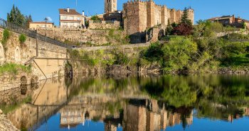 Panorámica de Buitrago del Lozoya con su muralla medieval reflejada en el río Lozoya
