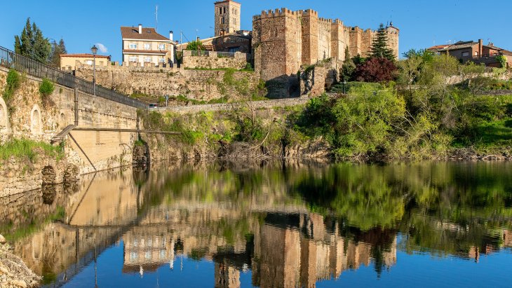 Panorámica de Buitrago del Lozoya con su muralla medieval reflejada en el río Lozoya