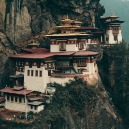 Monasterio de Taktsang, el Nido del Tigre, colgado del acantilado en Bután
