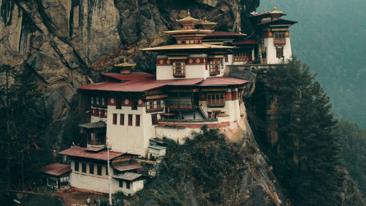 Monasterio de Taktsang, el Nido del Tigre, colgado del acantilado en Bután