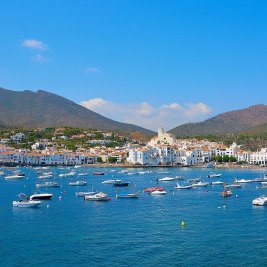 Panorámica de la bahía de Cadaqués con sus casas blancas y la iglesia de Santa Maria en lo alto