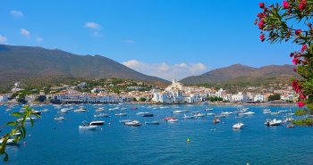 Panorámica de la bahía de Cadaqués con sus casas blancas y la iglesia de Santa Maria en lo alto