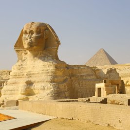 Las pirámides de Guiza y la Gran Esfinge bajo el sol del desierto