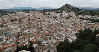 Vista de los arrozales de Calasparra junto al río Segura con el pueblo y las sierras al fondo