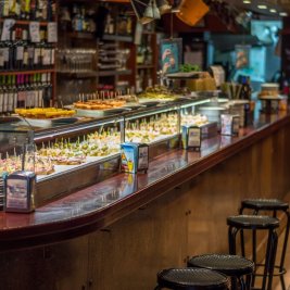Barra de bar con pinchos variados en la calle Laurel de Logroño