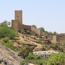 Panorámica de Cazorla con el castillo de la Yedra sobre el caserío blanco y las montañas del parque natural al fondo