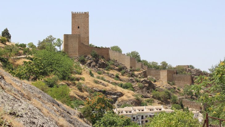 Panorámica de Cazorla con el castillo de la Yedra sobre el caserío blanco y las montañas del parque natural al fondo