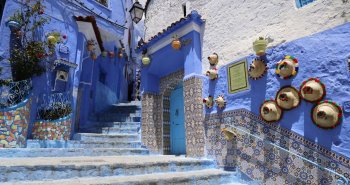 Callejón pintado de azul en la medina de Chefchaouen, Marruecos