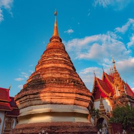 Templo dorado de Chiang Mai rodeado de montañas del norte de Tailandia
