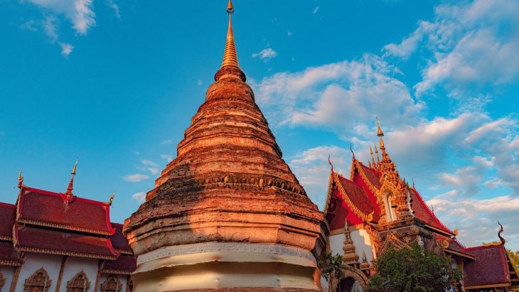 Templo dorado de Chiang Mai rodeado de montañas del norte de Tailandia