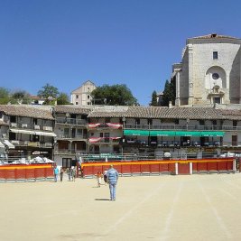 Vista panorámica de la plaza Mayor de Chinchón con sus soportales y balcones verdes de madera