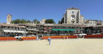 Vista panorámica de la plaza Mayor de Chinchón con sus soportales y balcones verdes de madera