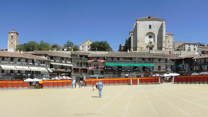 Vista panorámica de la plaza Mayor de Chinchón con sus soportales y balcones verdes de madera