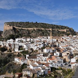 Vista panorámica de Chulilla con sus casas blancas al borde del cañón del Turia y el castillo en lo alto