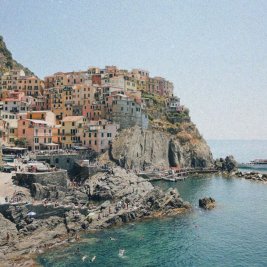 Casas de colores de Manarola sobre los acantilados de Cinque Terre
